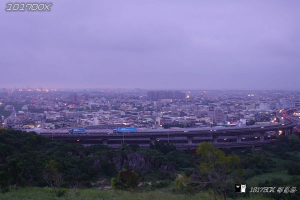 【台中。沙鹿】好攝族拍照秘境。黃昏夕照。千萬夜景。夜曝S形車軌。遠眺都會夜景