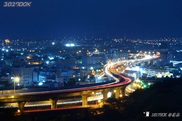 【台中。沙鹿】好攝族拍照秘境。黃昏夕照。千萬夜景。夜曝S形車軌。遠眺都會夜景