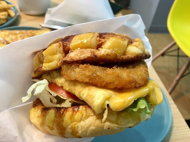 【板橋｜江子翠站】臭臉找餐 PugBreakfast＿早餐來點不一樣的菠蘿堡＿帶著萌寵來店裡郊遊吧