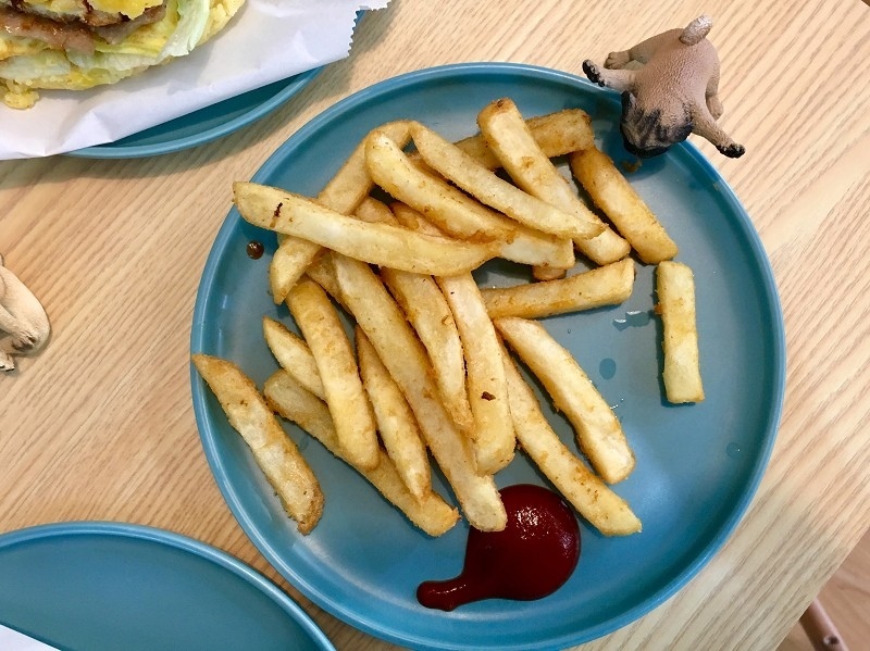 【板橋｜江子翠站】臭臉找餐 PugBreakfast＿早餐來點不一樣的菠蘿堡＿帶著萌寵來店裡郊遊吧