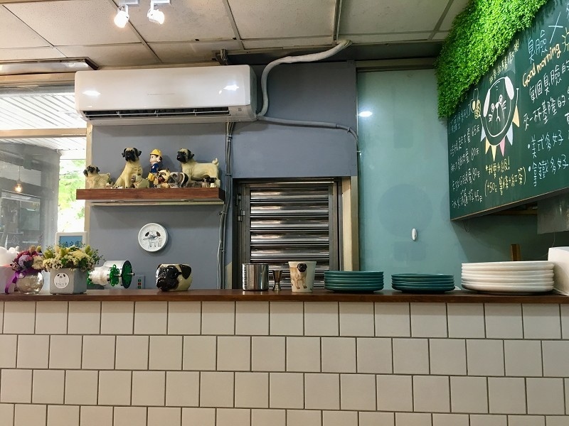 【板橋｜江子翠站】臭臉找餐 PugBreakfast＿早餐來點不一樣的菠蘿堡＿帶著萌寵來店裡郊遊吧