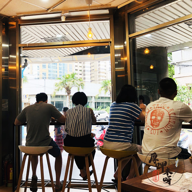 【厚呷米呀│新北板橋】臭臉找餐PUGBREAKFAST初訪 板橋在地早午餐/巷弄隱藏角落美食/菠蘿包漢堡獻給喜歡菠蘿愛好者/看到店招牌就知道店家愛動物--寵物友善餐廳
