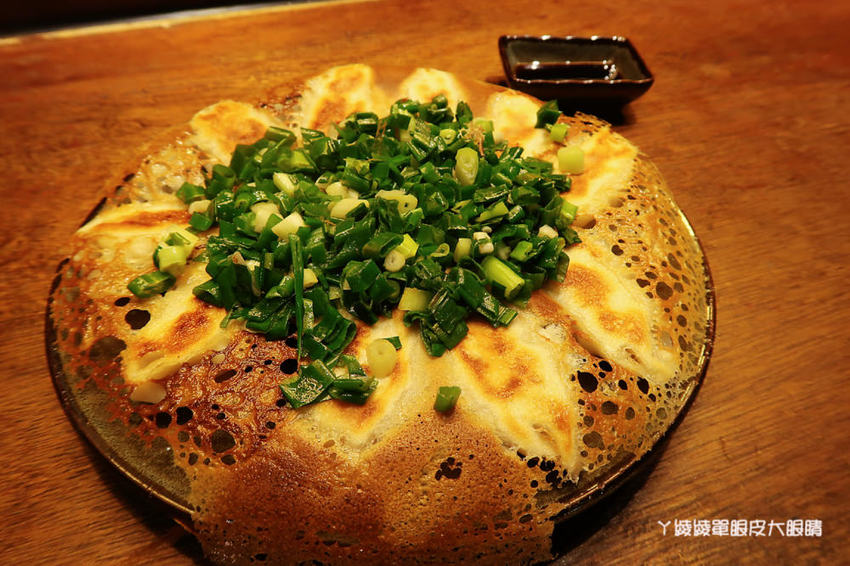 新竹城隍廟美食推薦！做食豔脆皮煎餃貳店，很會噴汁日式冰花煎餃！必吃明太子脆皮煎餃跟流鼻涕酸辣湯