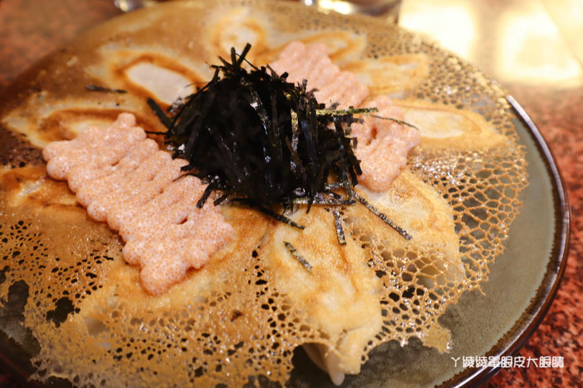 新竹城隍廟美食推薦！做食豔脆皮煎餃貳店，很會噴汁日式冰花煎餃！必吃明太子脆皮煎餃跟流鼻涕酸辣湯