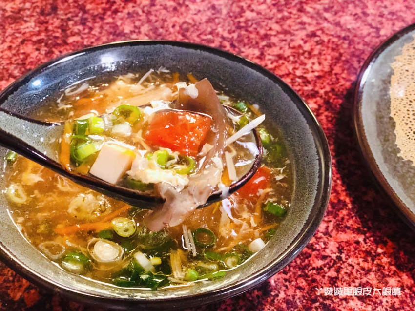 新竹城隍廟美食推薦！做食豔脆皮煎餃貳店，很會噴汁日式冰花煎餃！必吃明太子脆皮煎餃跟流鼻涕酸辣湯