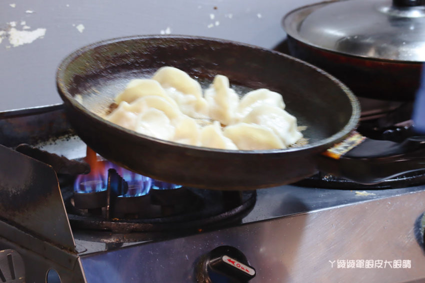 新竹城隍廟美食推薦！做食豔脆皮煎餃貳店，很會噴汁日式冰花煎餃！必吃明太子脆皮煎餃跟流鼻涕酸辣湯