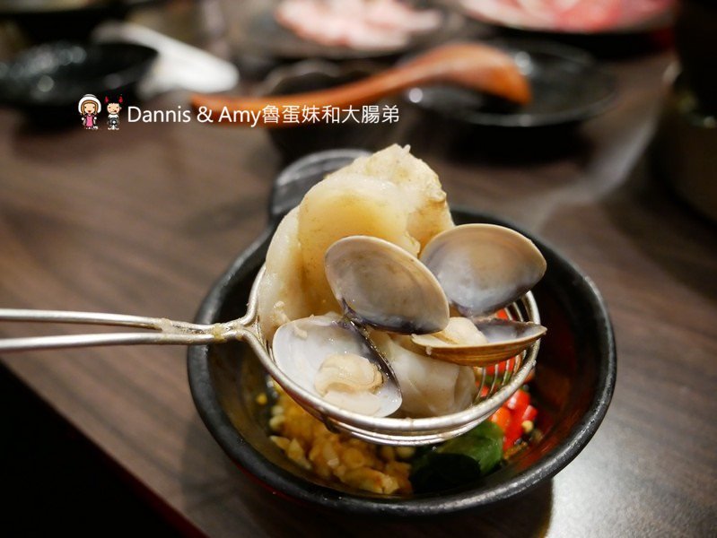 《新竹竹北吃到飽火鍋推薦》鮮稻精緻鍋物(麻辣火鍋吃到飽)。平日午餐499元加一成。海陸大餐-美國PRIME霜降牛,天使紅蝦,哈根達斯吃到飽︱壽星優惠。6人以上訂位好禮報報（影片）