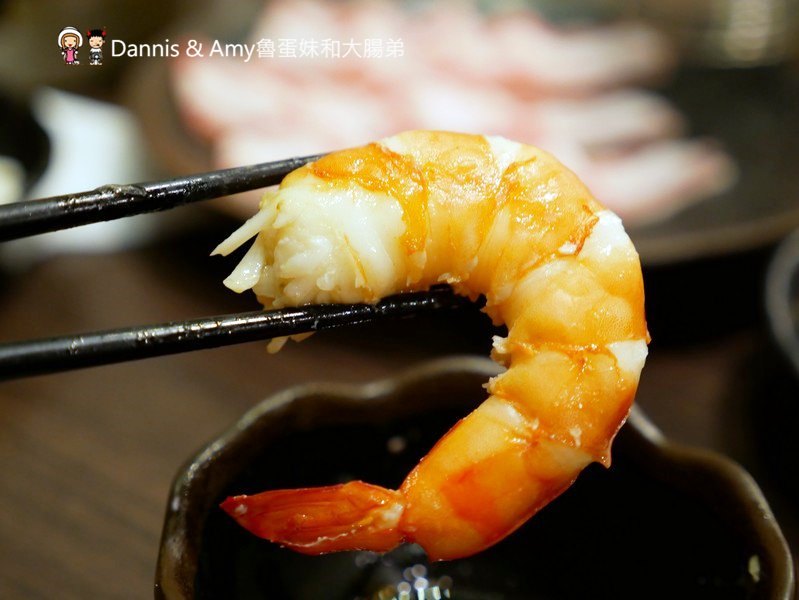 《新竹竹北吃到飽火鍋推薦》鮮稻精緻鍋物(麻辣火鍋吃到飽)。平日午餐499元加一成。海陸大餐-美國PRIME霜降牛,天使紅蝦,哈根達斯吃到飽︱壽星優惠。6人以上訂位好禮報報（影片）