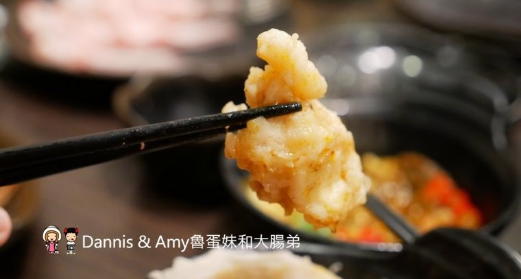 《新竹竹北吃到飽火鍋推薦》鮮稻精緻鍋物(麻辣火鍋吃到飽)。平日午餐499元加一成。海陸大餐-美國PRIME霜降牛,天使紅蝦,哈根達斯吃到飽︱壽星優惠。6人以上訂位好禮報報（影片）