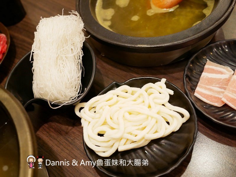 《新竹竹北吃到飽火鍋推薦》鮮稻精緻鍋物(麻辣火鍋吃到飽)。平日午餐499元加一成。海陸大餐-美國PRIME霜降牛,天使紅蝦,哈根達斯吃到飽︱壽星優惠。6人以上訂位好禮報報（影片）