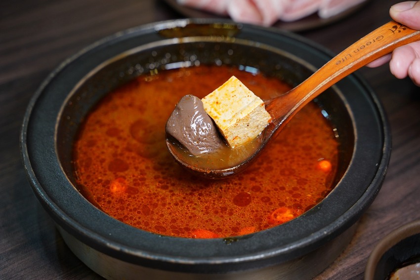 新竹竹北在地人推薦的火鍋吃到飽「鮮稻精緻鍋物」，採一人一鍋的方式，也有套餐可以選擇！ - 阿華田的美食日記