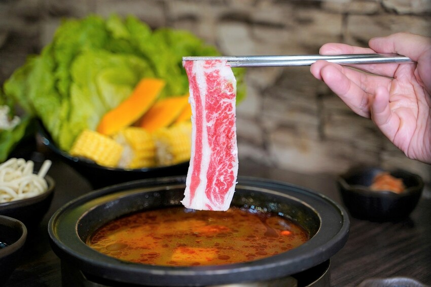 新竹竹北在地人推薦的火鍋吃到飽「鮮稻精緻鍋物」，採一人一鍋的方式，也有套餐可以選擇！ - 阿華田的美食日記