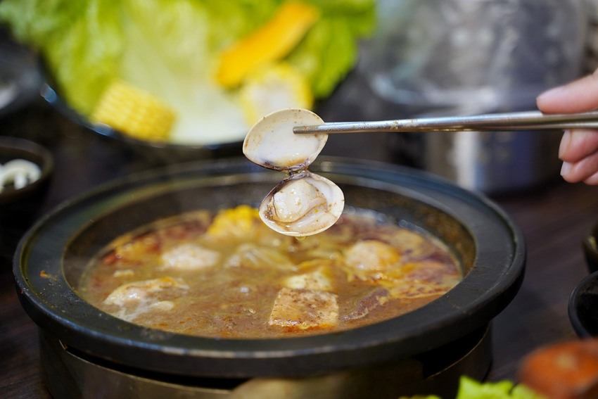 新竹竹北在地人推薦的火鍋吃到飽「鮮稻精緻鍋物」，採一人一鍋的方式，也有套餐可以選擇！ - 阿華田的美食日記