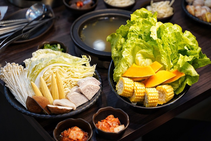 新竹竹北在地人推薦的火鍋吃到飽「鮮稻精緻鍋物」，採一人一鍋的方式，也有套餐可以選擇！ - 阿華田的美食日記