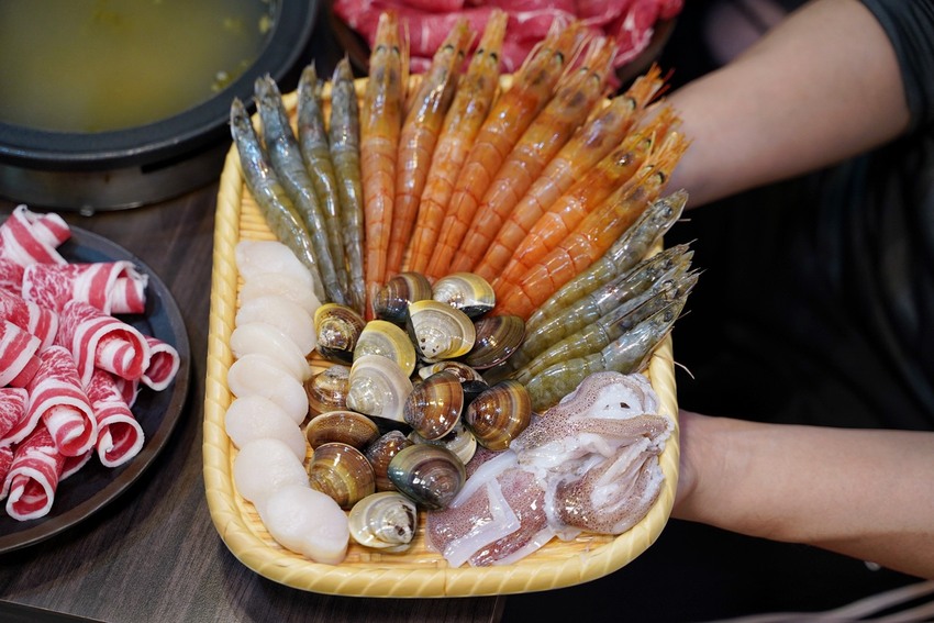 新竹竹北在地人推薦的火鍋吃到飽「鮮稻精緻鍋物」，採一人一鍋的方式，也有套餐可以選擇！ - 阿華田的美食日記