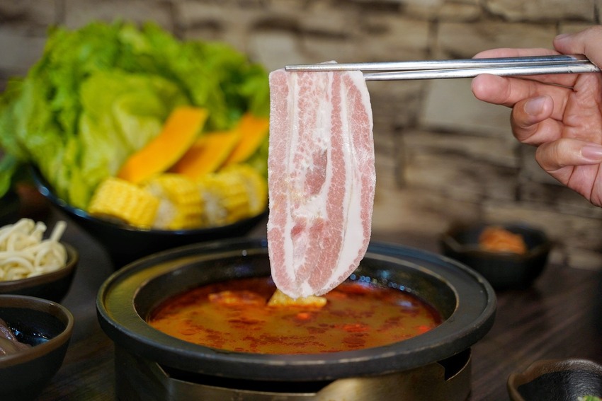 新竹竹北在地人推薦的火鍋吃到飽「鮮稻精緻鍋物」，採一人一鍋的方式，也有套餐可以選擇！ - 阿華田的美食日記