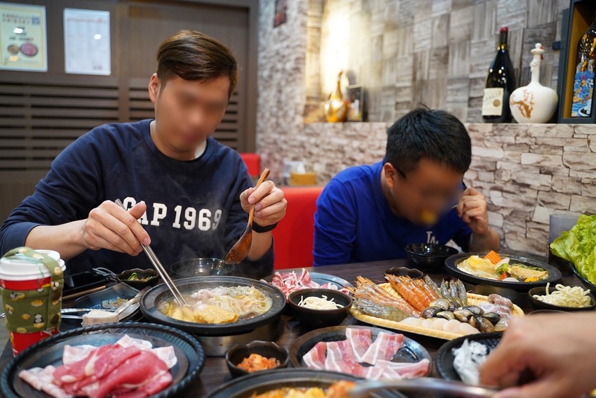 新竹竹北在地人推薦的火鍋吃到飽「鮮稻精緻鍋物」，採一人一鍋的方式，也有套餐可以選擇！ - 阿華田的美食日記