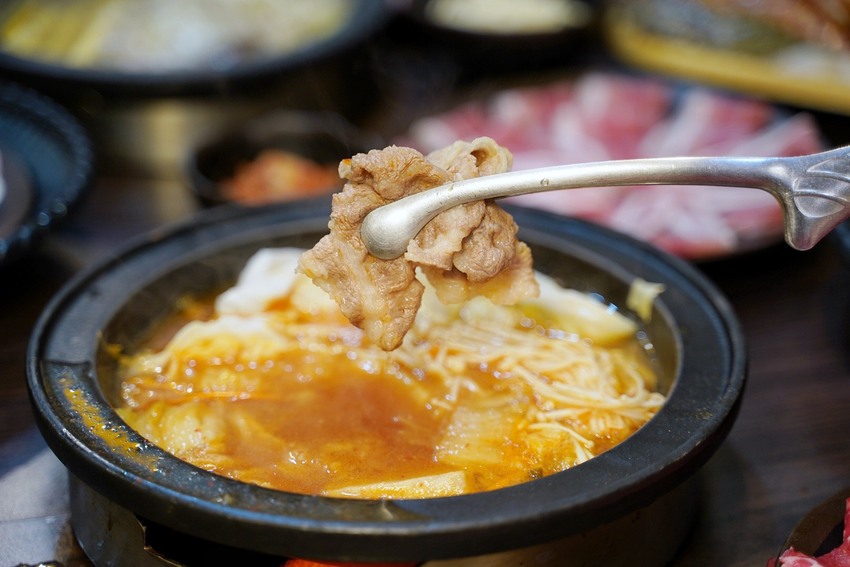 新竹竹北在地人推薦的火鍋吃到飽「鮮稻精緻鍋物」，採一人一鍋的方式，也有套餐可以選擇！ - 阿華田的美食日記