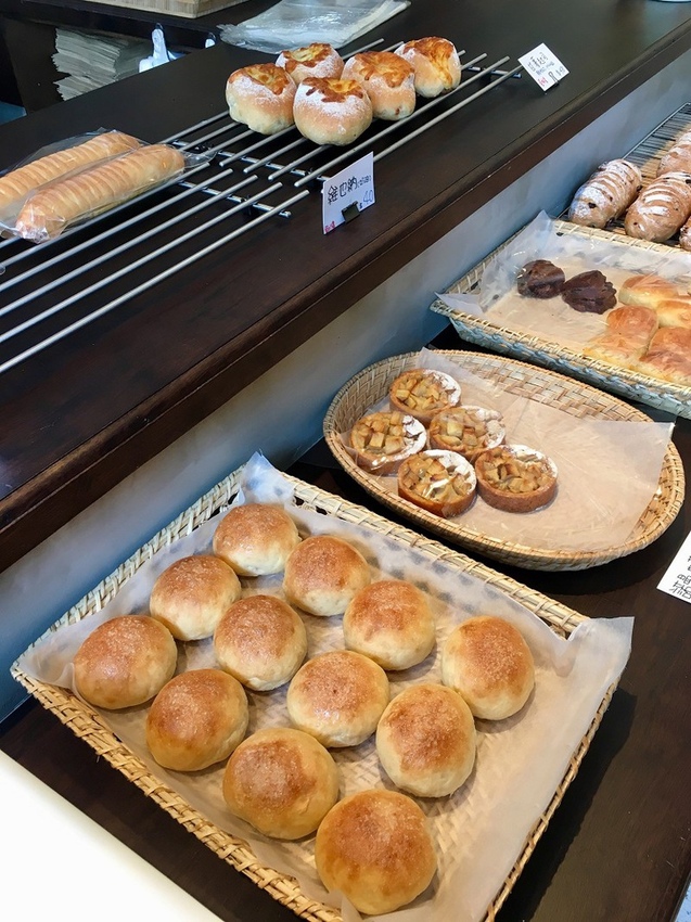 【板橋|江子翠站】FlourishBakery 花咲_個性的檸檬美式_有顆粒的蘋果肉桂拿鐵