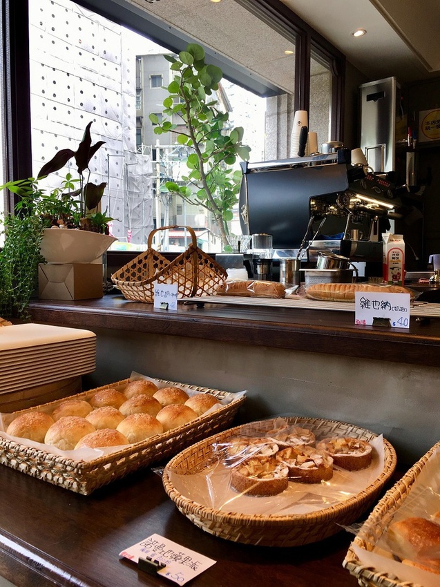 【板橋|江子翠站】FlourishBakery 花咲_個性的檸檬美式_有顆粒的蘋果肉桂拿鐵