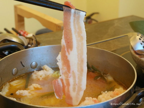 澳們打邊爐：台中美食│澳們打邊爐〃台中賭場火鍋店，用籌碼點餐超特別，還有輪盤醬料區，激推澳們卜卜蜆