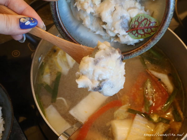 澳們打邊爐：台中美食│澳們打邊爐〃台中賭場火鍋店，用籌碼點餐超特別，還有輪盤醬料區，激推澳們卜卜蜆