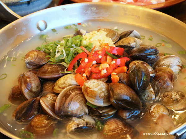 澳們打邊爐：台中美食│澳們打邊爐〃台中賭場火鍋店，用籌碼點餐超特別，還有輪盤醬料區，激推澳們卜卜蜆