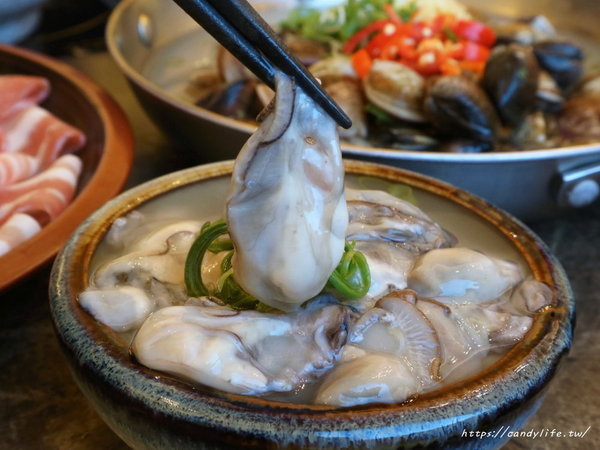 澳們打邊爐：台中美食│澳們打邊爐〃台中賭場火鍋店，用籌碼點餐超特別，還有輪盤醬料區，激推澳們卜卜蜆