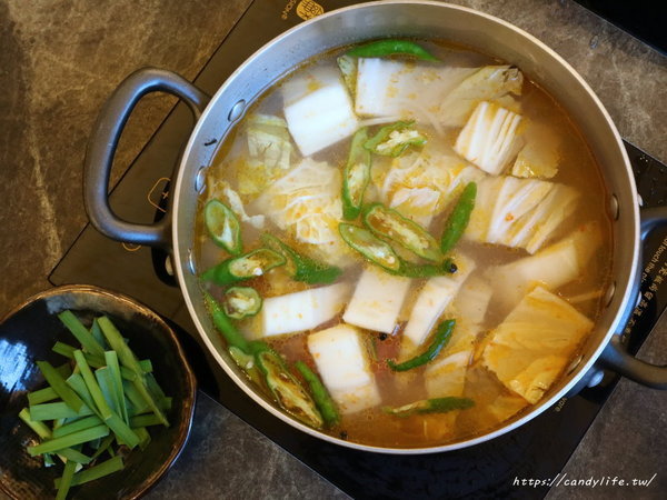 澳們打邊爐：台中美食│澳們打邊爐〃台中賭場火鍋店，用籌碼點餐超特別，還有輪盤醬料區，激推澳們卜卜蜆