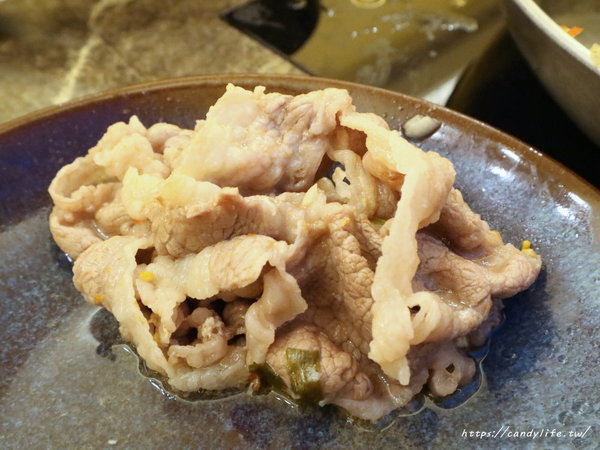 澳們打邊爐：台中美食│澳們打邊爐〃台中賭場火鍋店，用籌碼點餐超特別，還有輪盤醬料區，激推澳們卜卜蜆