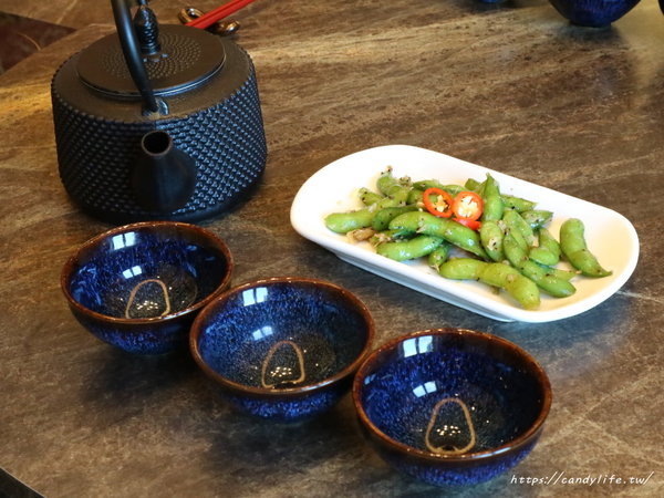 澳們打邊爐：台中美食│澳們打邊爐〃台中賭場火鍋店，用籌碼點餐超特別，還有輪盤醬料區，激推澳們卜卜蜆