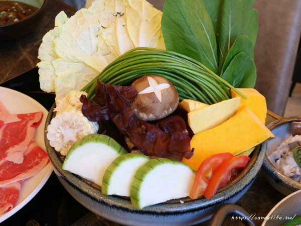 澳們打邊爐：台中美食│澳們打邊爐〃台中賭場火鍋店，用籌碼點餐超特別，還有輪盤醬料區，激推澳們卜卜蜆