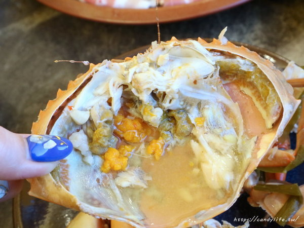 澳們打邊爐：台中美食│澳們打邊爐〃台中賭場火鍋店，用籌碼點餐超特別，還有輪盤醬料區，激推澳們卜卜蜆