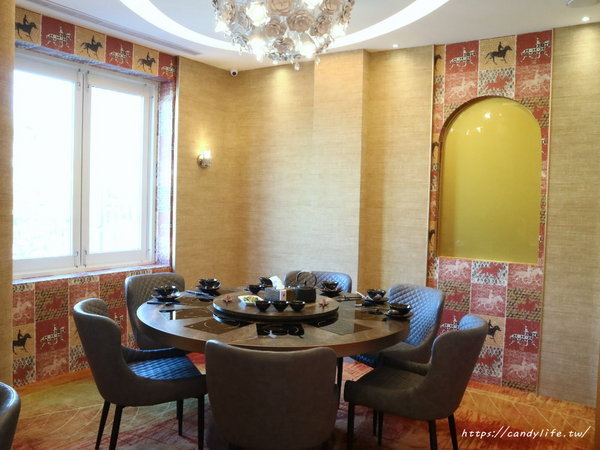 澳們打邊爐：台中美食│澳們打邊爐〃台中賭場火鍋店，用籌碼點餐超特別，還有輪盤醬料區，激推澳們卜卜蜆