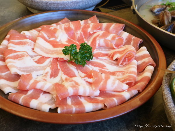 澳們打邊爐：台中美食│澳們打邊爐〃台中賭場火鍋店，用籌碼點餐超特別，還有輪盤醬料區，激推澳們卜卜蜆