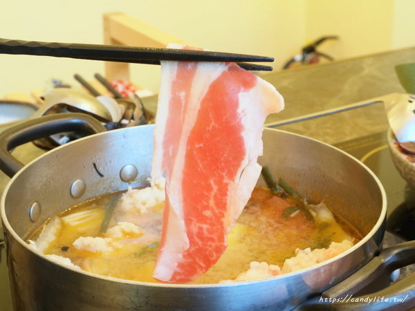 澳們打邊爐：台中美食│澳們打邊爐〃台中賭場火鍋店，用籌碼點餐超特別，還有輪盤醬料區，激推澳們卜卜蜆