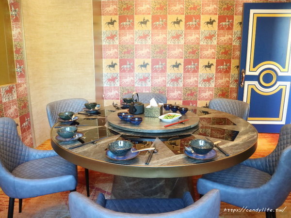 澳們打邊爐：台中美食│澳們打邊爐〃台中賭場火鍋店，用籌碼點餐超特別，還有輪盤醬料區，激推澳們卜卜蜆