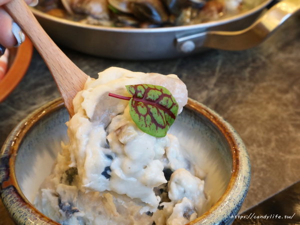 澳們打邊爐：台中美食│澳們打邊爐〃台中賭場火鍋店，用籌碼點餐超特別，還有輪盤醬料區，激推澳們卜卜蜆