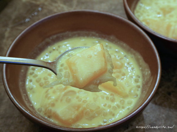 澳們打邊爐：台中美食│澳們打邊爐〃台中賭場火鍋店，用籌碼點餐超特別，還有輪盤醬料區，激推澳們卜卜蜆