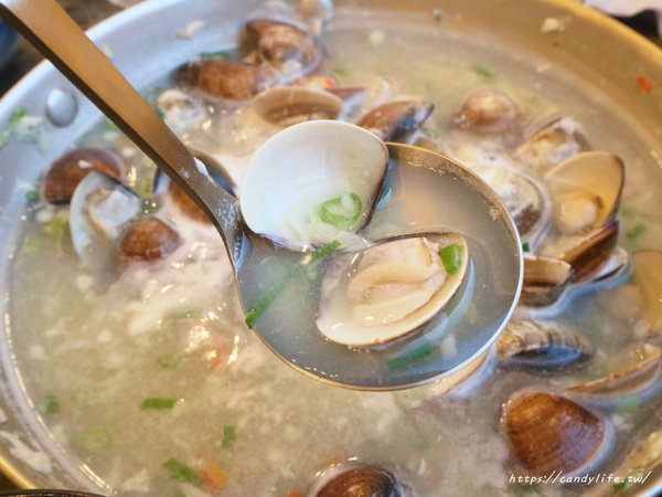 澳們打邊爐：台中美食│澳們打邊爐〃台中賭場火鍋店，用籌碼點餐超特別，還有輪盤醬料區，激推澳們卜卜蜆