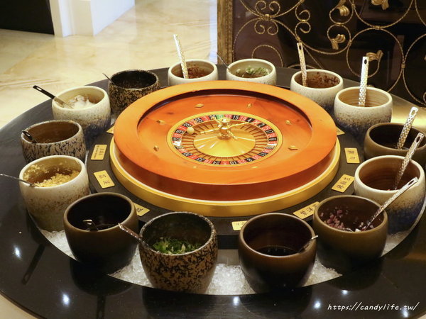 澳們打邊爐：台中美食│澳們打邊爐〃台中賭場火鍋店，用籌碼點餐超特別，還有輪盤醬料區，激推澳們卜卜蜆