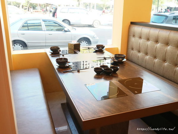 澳們打邊爐：台中美食│澳們打邊爐〃台中賭場火鍋店，用籌碼點餐超特別，還有輪盤醬料區，激推澳們卜卜蜆