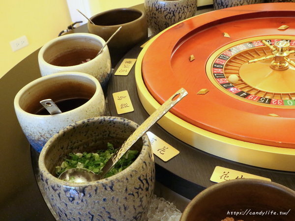 澳們打邊爐：台中美食│澳們打邊爐〃台中賭場火鍋店，用籌碼點餐超特別，還有輪盤醬料區，激推澳們卜卜蜆