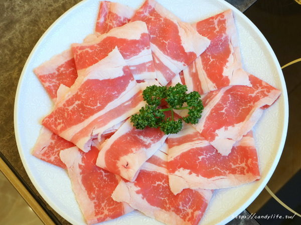 澳們打邊爐：台中美食│澳們打邊爐〃台中賭場火鍋店，用籌碼點餐超特別，還有輪盤醬料區，激推澳們卜卜蜆