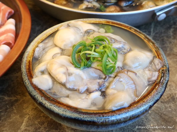 澳們打邊爐：台中美食│澳們打邊爐〃台中賭場火鍋店，用籌碼點餐超特別，還有輪盤醬料區，激推澳們卜卜蜆