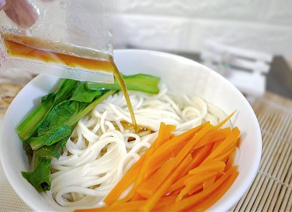 小夫妻拌麵(原:小夫妻Q麵):| 團購美食推薦|小夫妻拌麵 Q彈帶勁.醬香入味~在家方便煮.健康美味新選擇