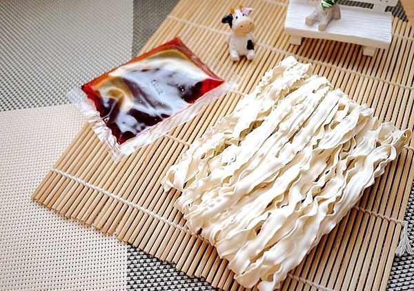 小夫妻拌麵(原:小夫妻Q麵):| 團購美食推薦|小夫妻拌麵 Q彈帶勁.醬香入味~在家方便煮.健康美味新選擇