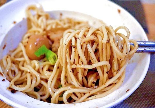 小夫妻拌麵(原:小夫妻Q麵):| 團購美食推薦|小夫妻拌麵 Q彈帶勁.醬香入味~在家方便煮.健康美味新選擇