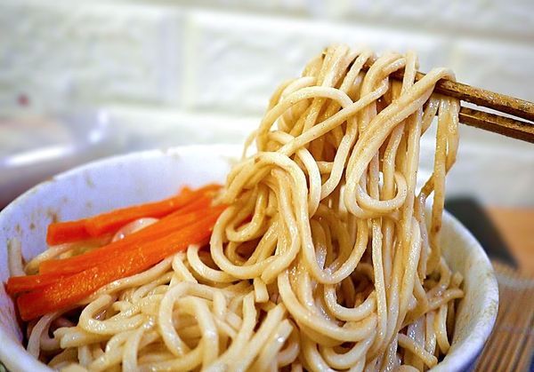 小夫妻拌麵(原:小夫妻Q麵):| 團購美食推薦|小夫妻拌麵 Q彈帶勁.醬香入味~在家方便煮.健康美味新選擇