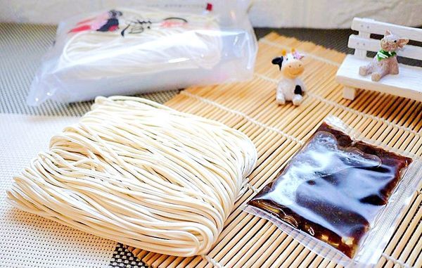 小夫妻拌麵(原:小夫妻Q麵):| 團購美食推薦|小夫妻拌麵 Q彈帶勁.醬香入味~在家方便煮.健康美味新選擇